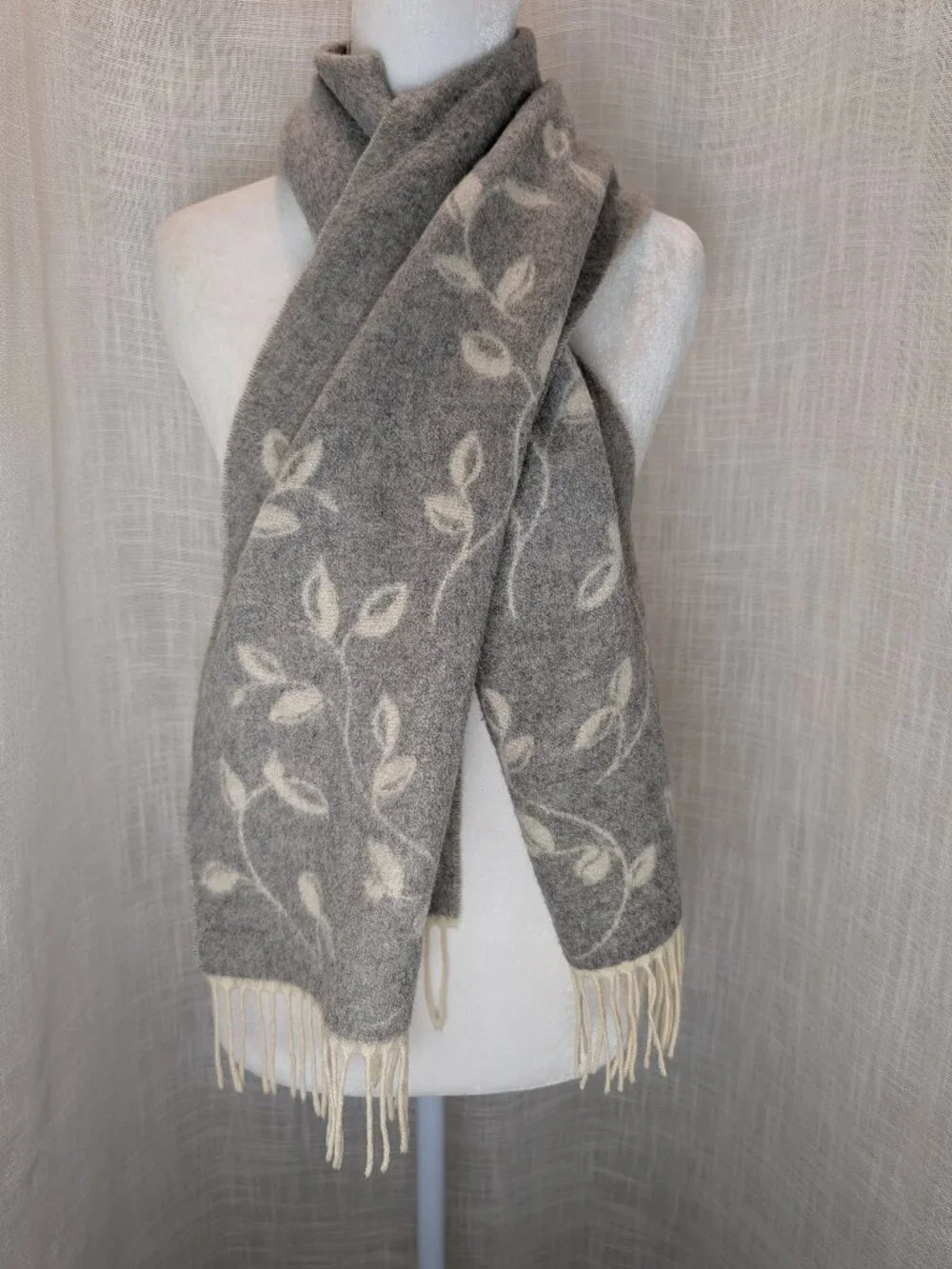 Sutton 100% Cashmere Gray & Cream Leaf Patterned Scarf w/ Fringe Made in Germany